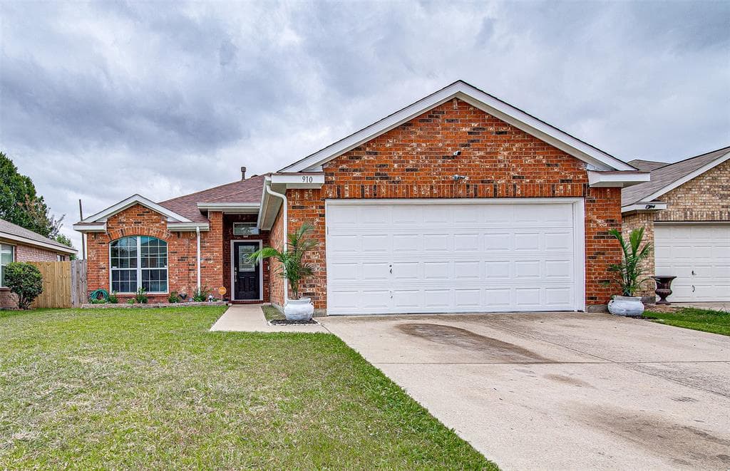 910 Plumeria Dr