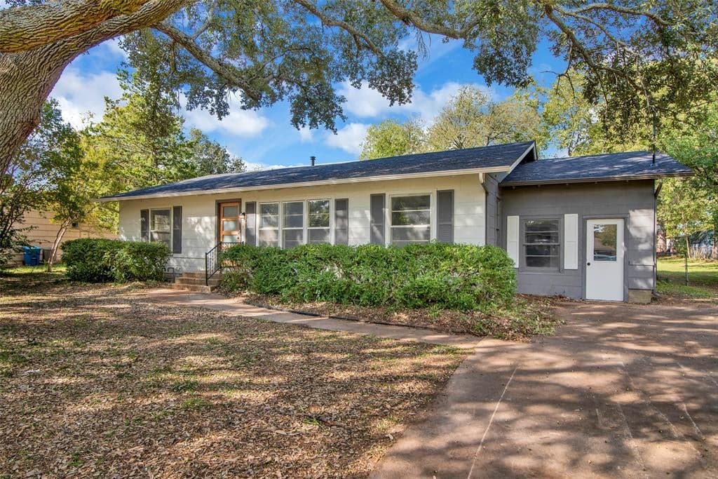 1801 Bluebonnet Ave
