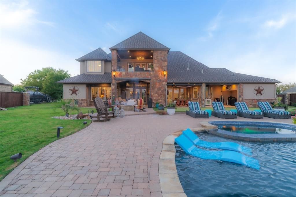 6049 Lakeside Dr