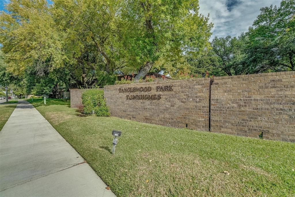 3025 Hulen Ct