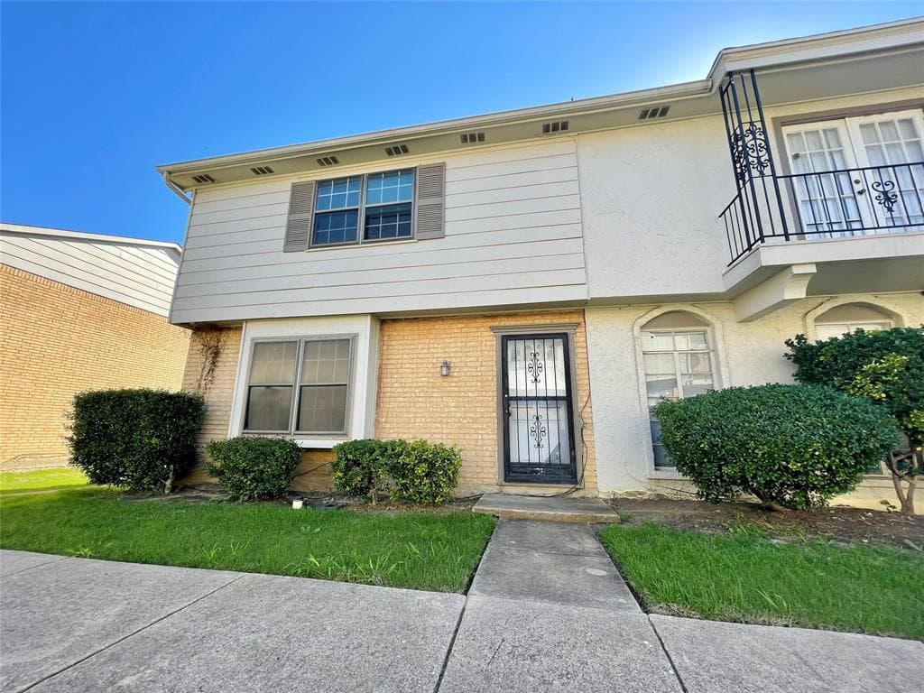 101 W Mountain Creek Dr