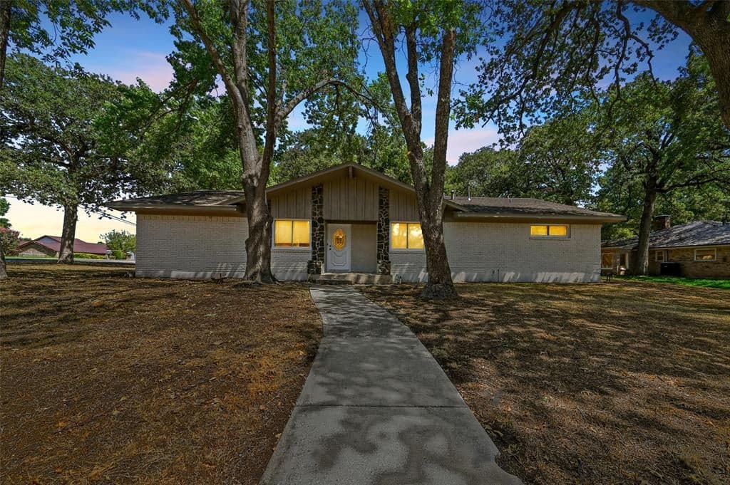 2346 Robinhood Dr