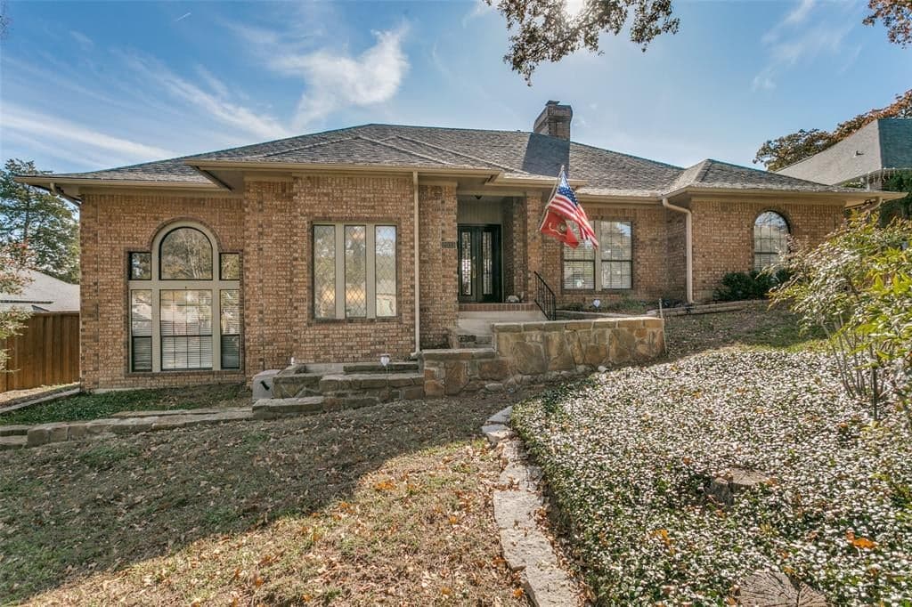 2933 Crestline Dr