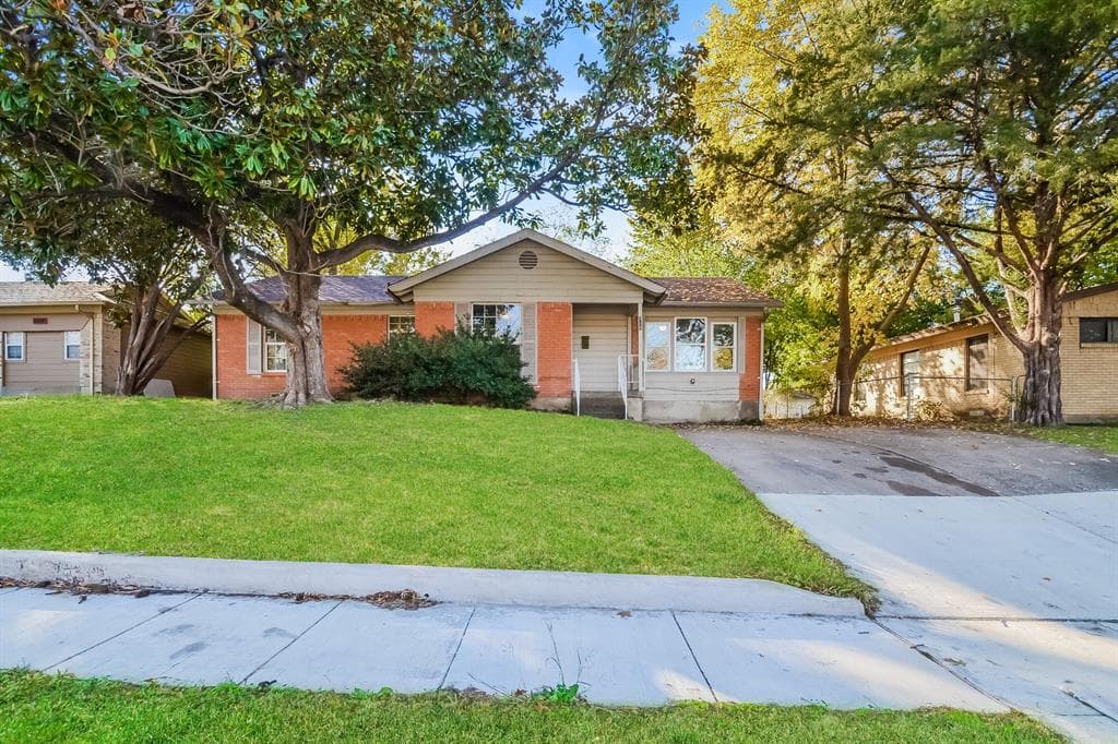 318 W Daugherty Dr