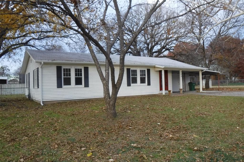 700 W State St