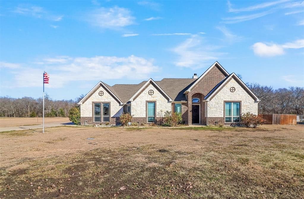 1124 Lester Burt Rd