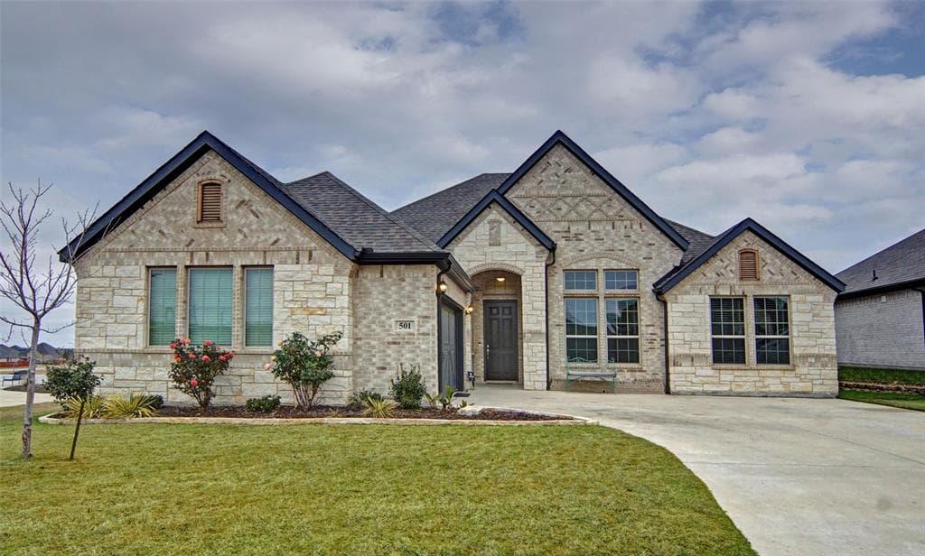 501 Soaring Star Ln