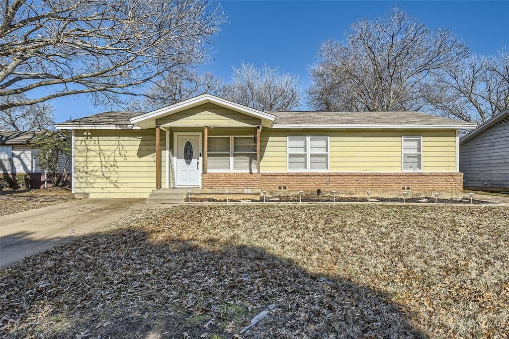 712 W Redbud Dr