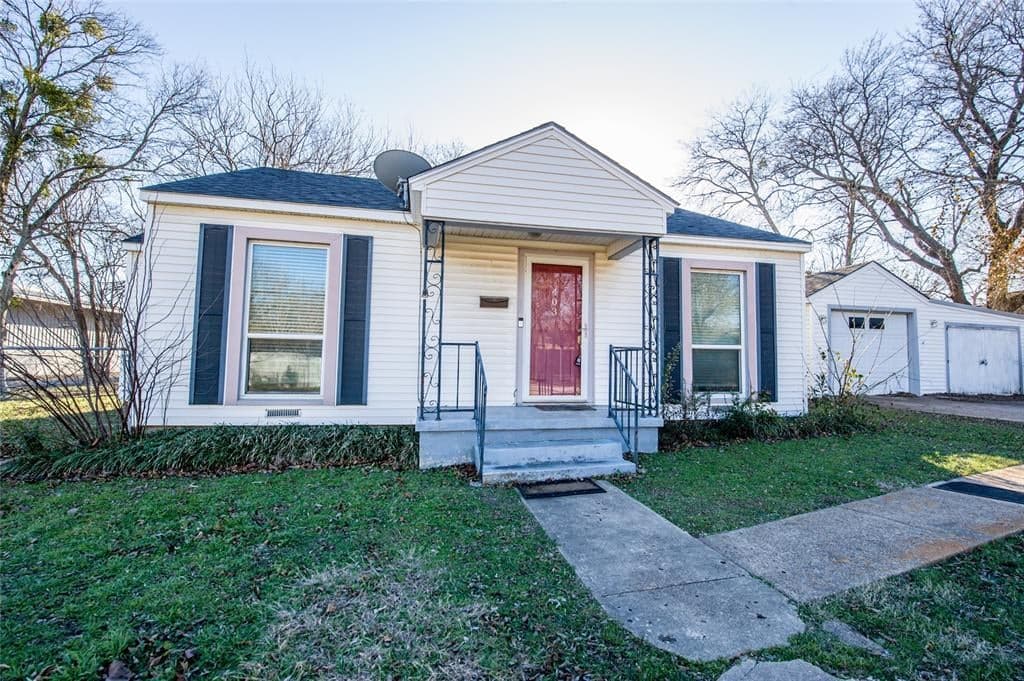 403 W 5th St