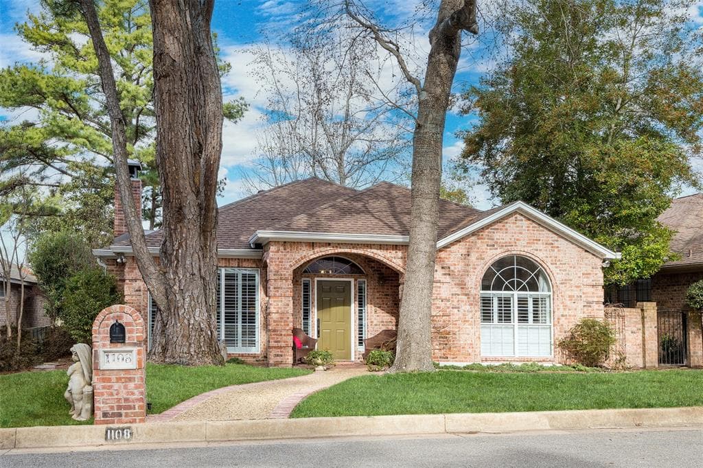 1108 Oak Garden Cir