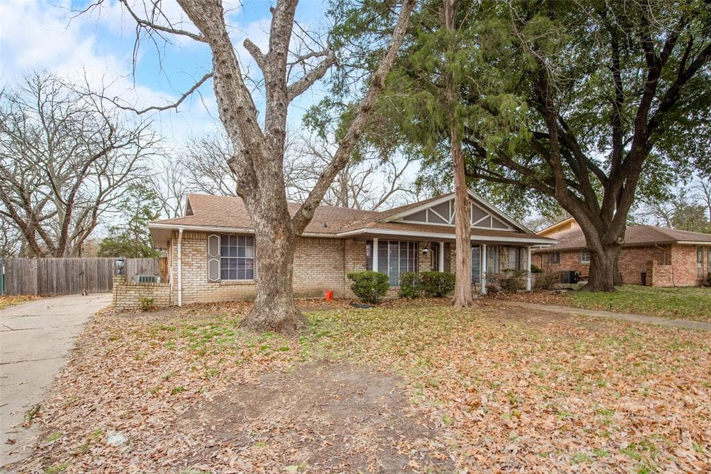 1113 Greenbriar Dr