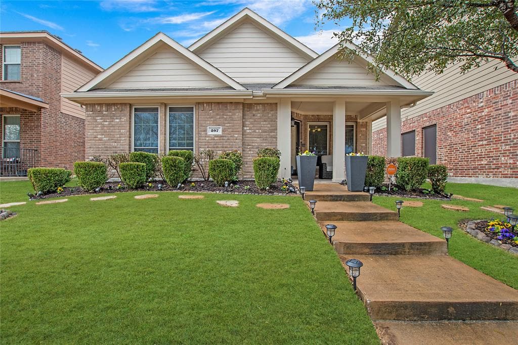 207 Haywood Cir