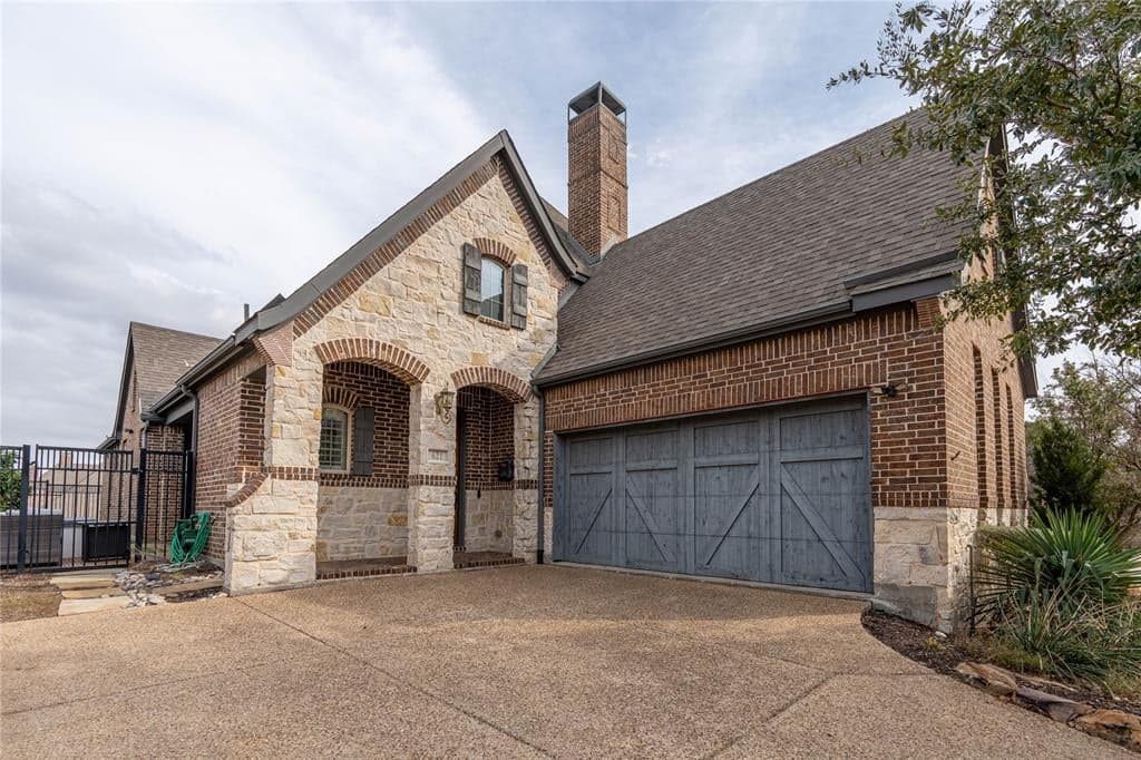 621 The Lakes Blvd