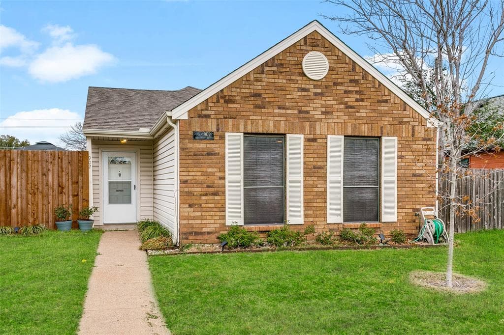 902 Sugarberry Dr