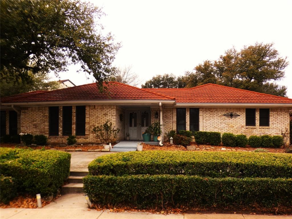 717 Rochelle Blvd