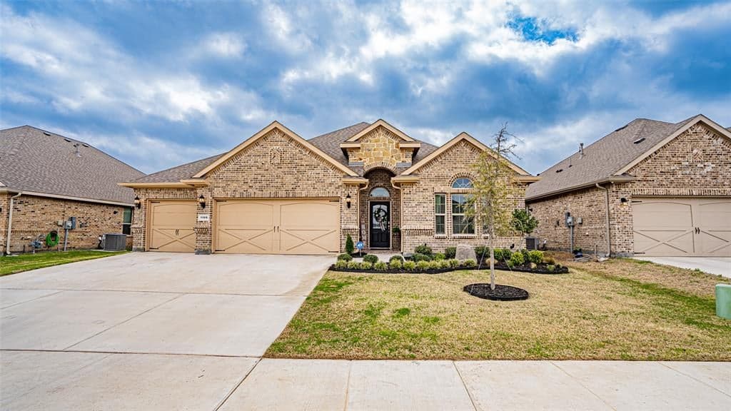 1109 Whispering Hill Dr