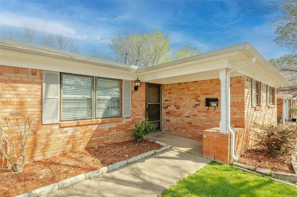6709 Karen Dr