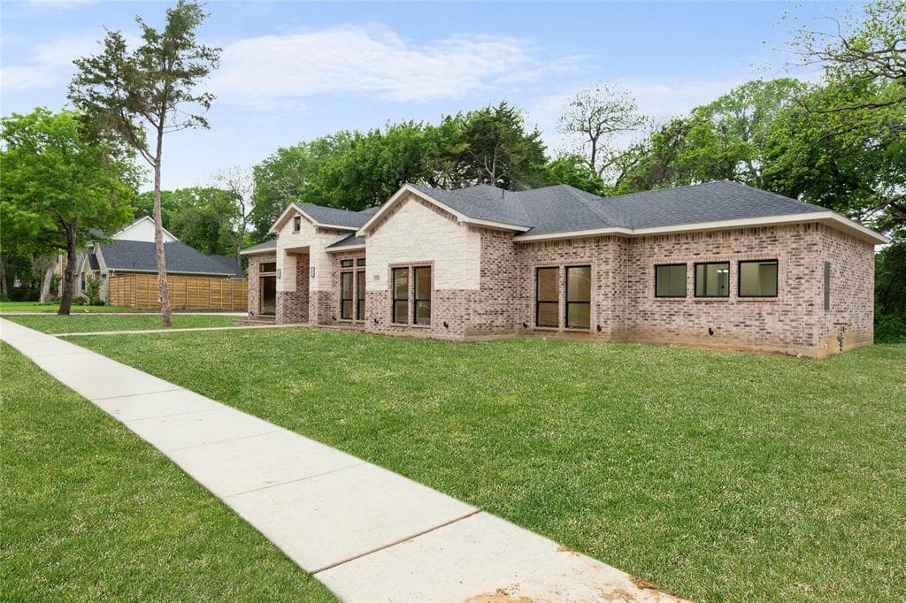 1555 Hamilton Dr