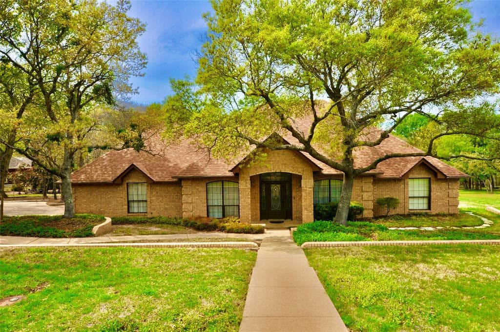 1913 Forest Glen Ln