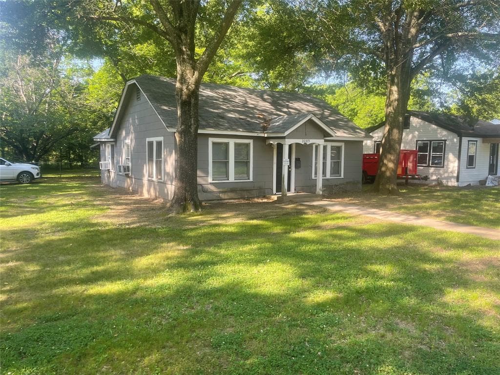 2205 W Kaufman St