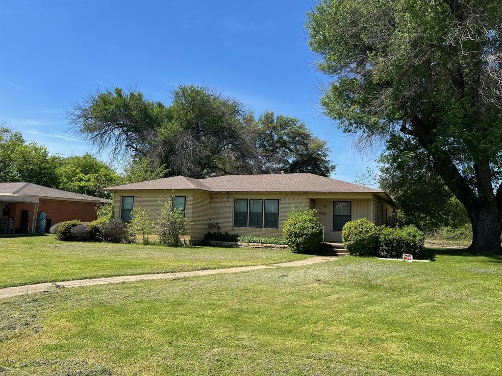 208 Circle Dr