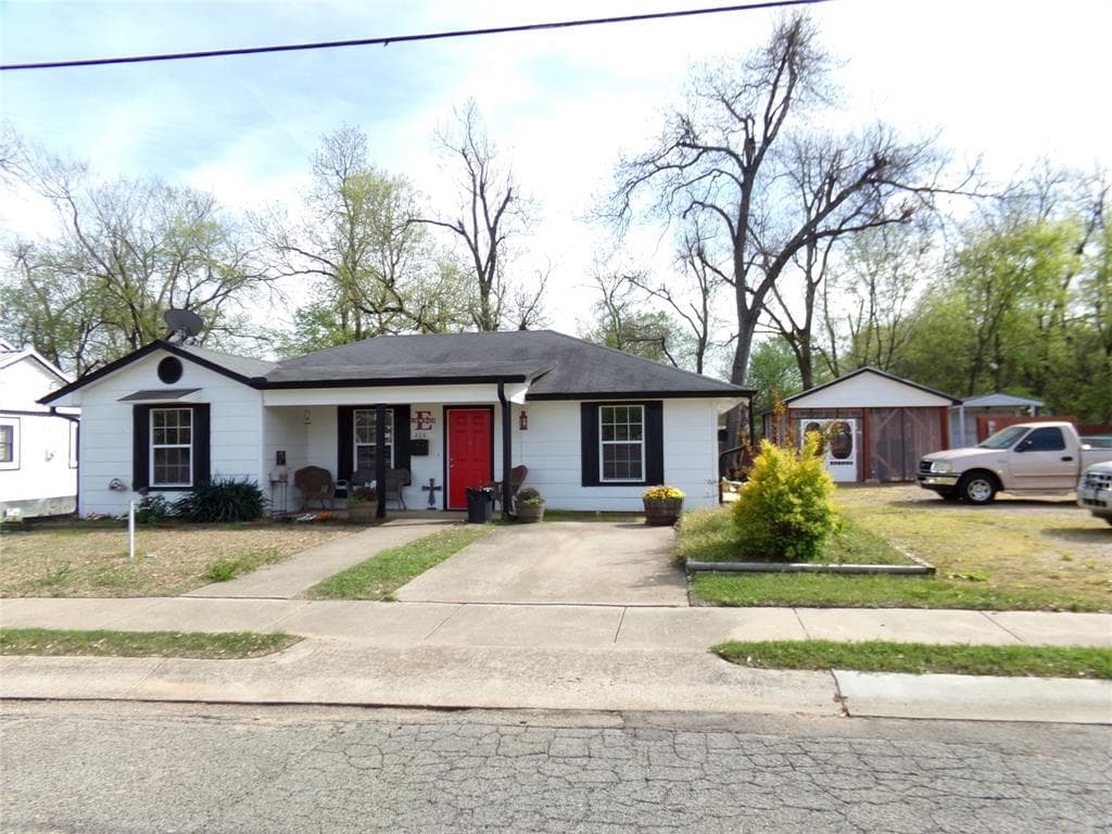 404 E Austin St