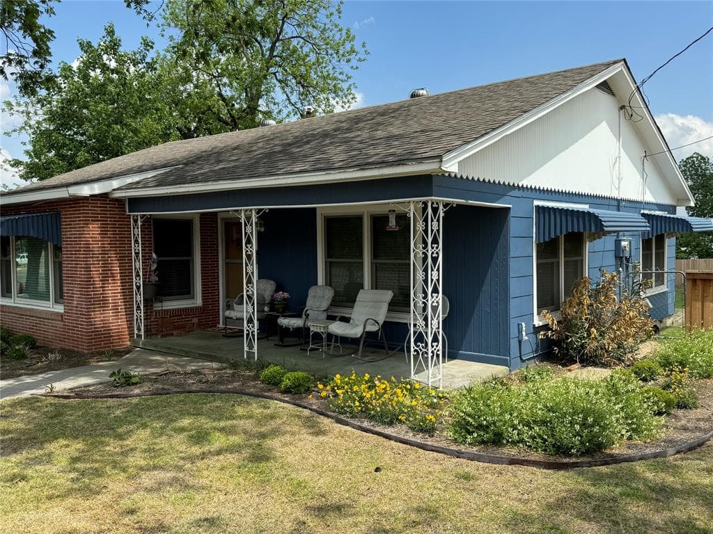 706 N Austin St
