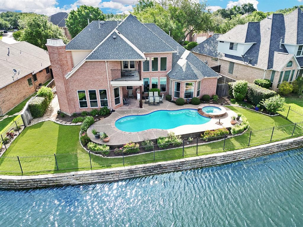 946 Laguna Dr
