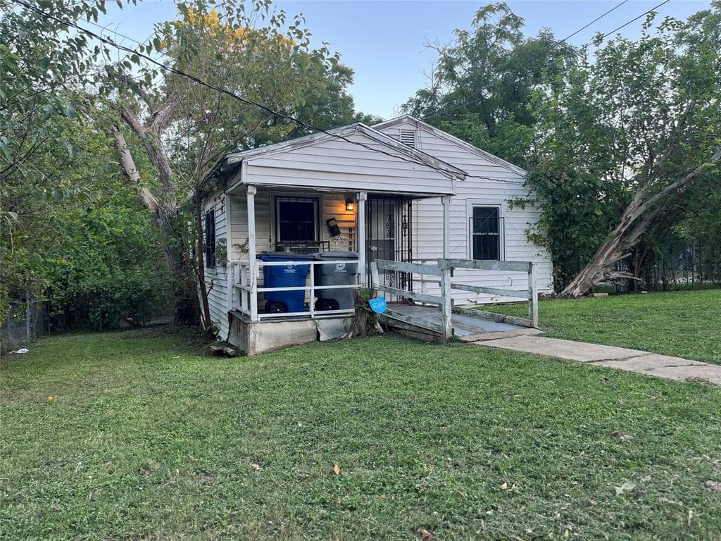 1602 E Waco Ave
