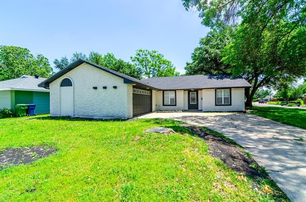466 Woodmere Dr