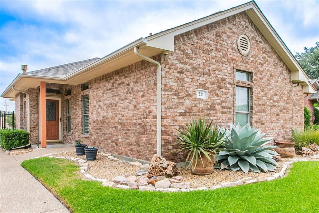 221 Oleander Pl