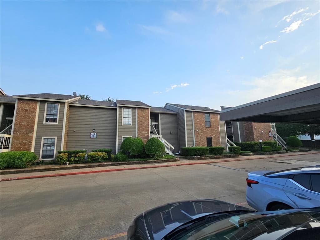 1104 Riverchase Ln Unit 105