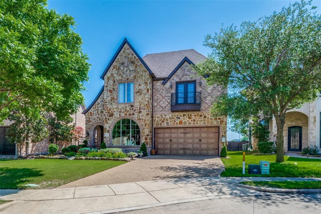 25 Glistening Pond Dr