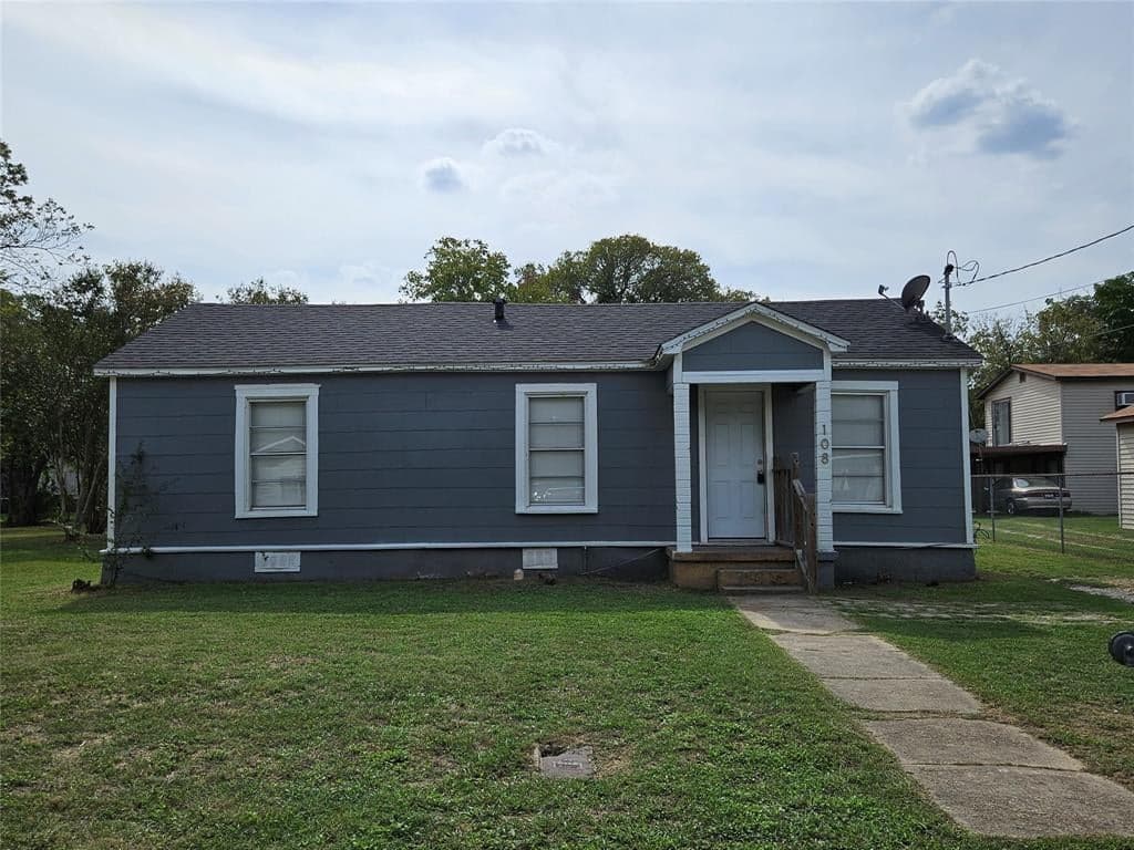 108 N Oak St