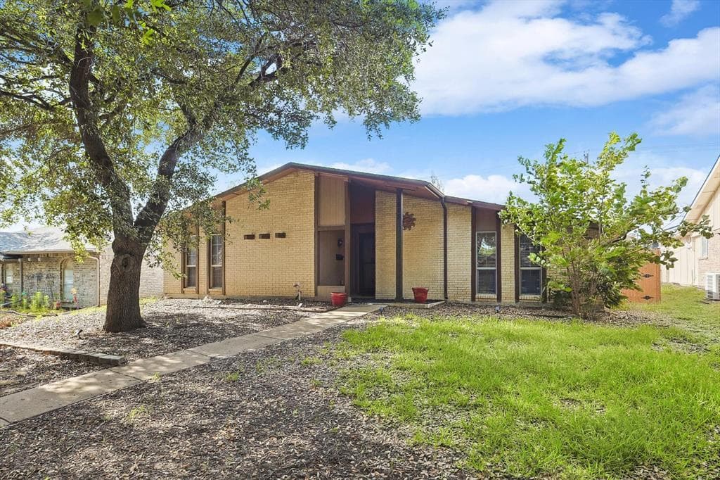 1515 Carnation Dr