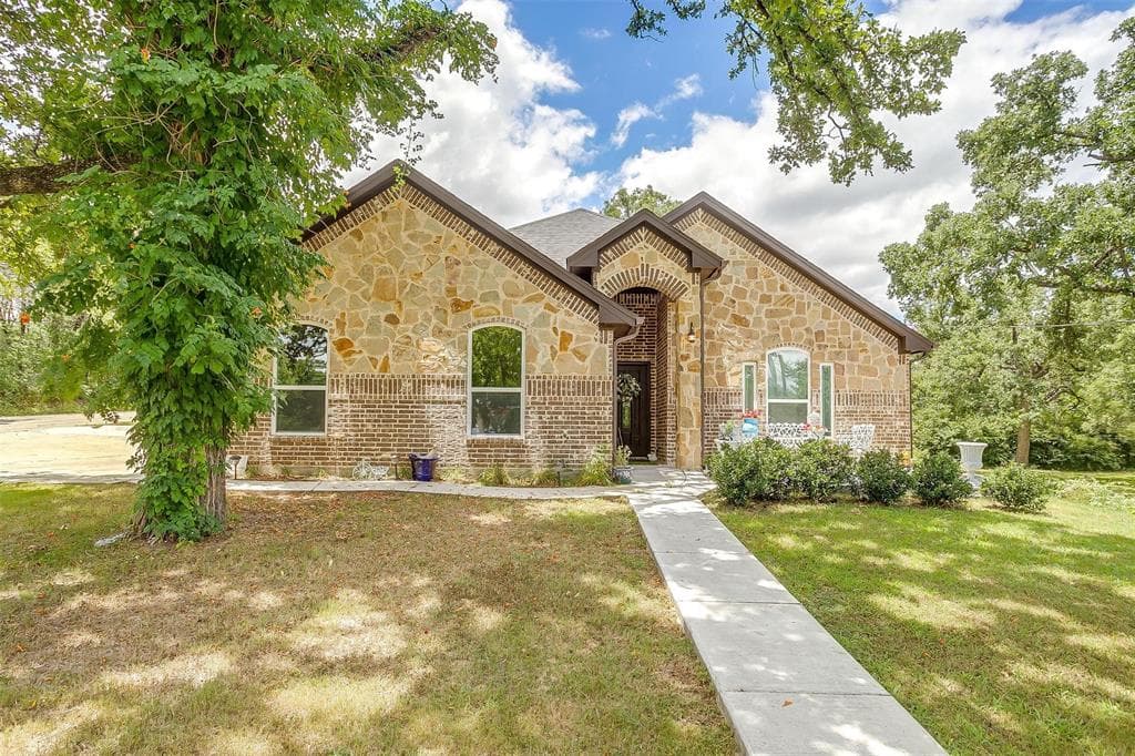 301 Lakeside Dr