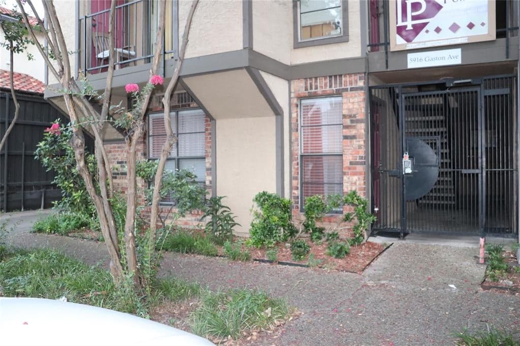 5916 Gaston Ave # A-102