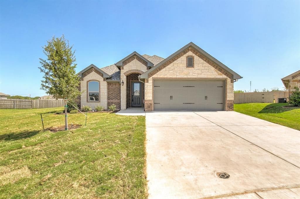 243 Jacinth Ln