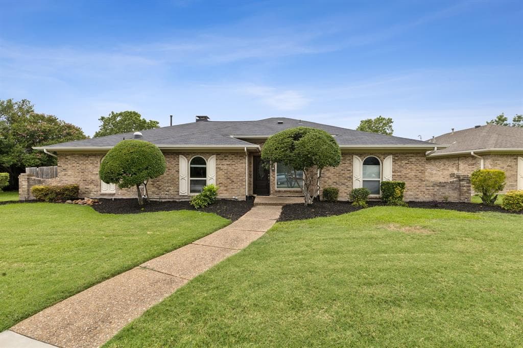 2105 Stain Glass Dr