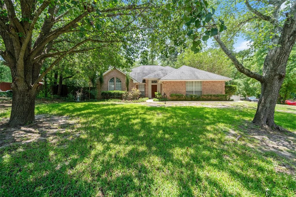 13931 Redwood Cir