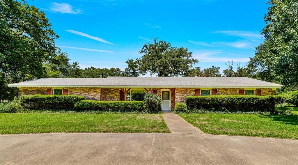 16018 Maple Ln