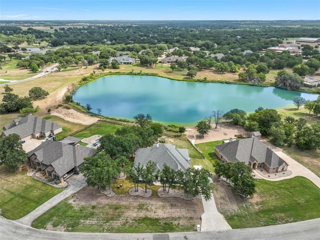 121 Lakeside Dr