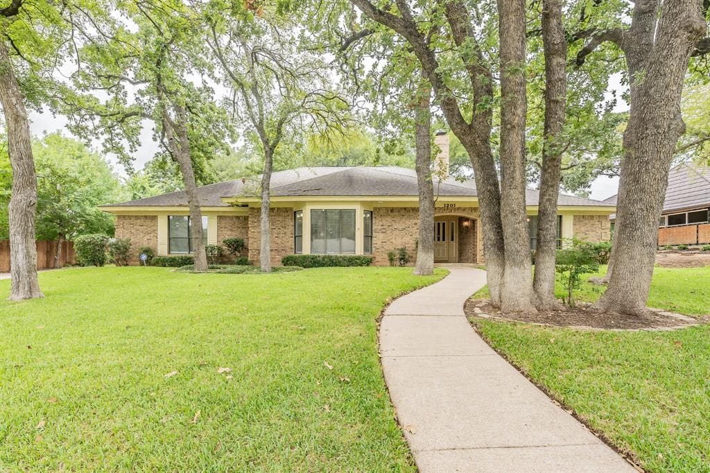 1301 Schumac Ln