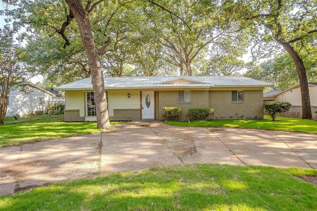 1813 Mimosa Dr