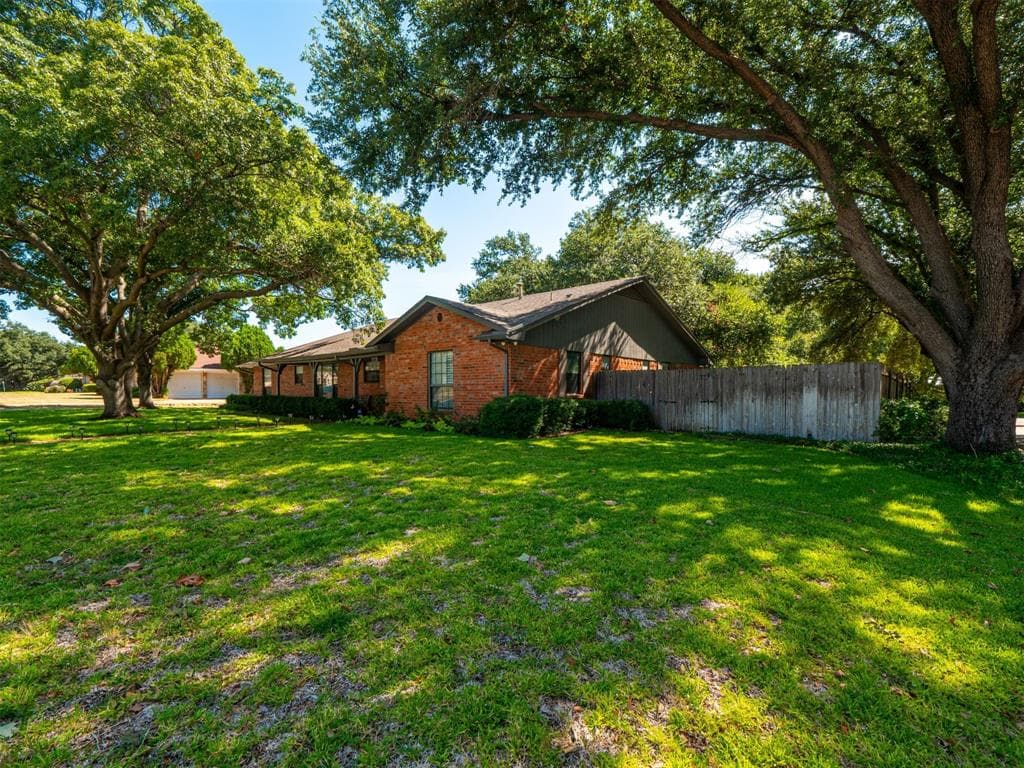 6115 Meredith Ln