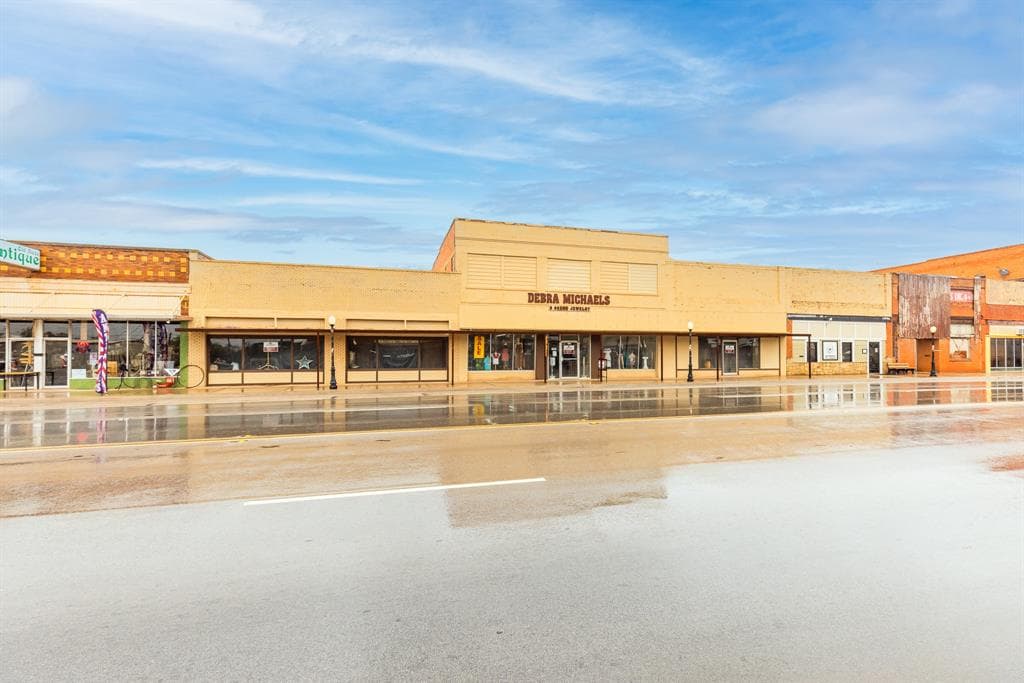 1242 Commercial Ave