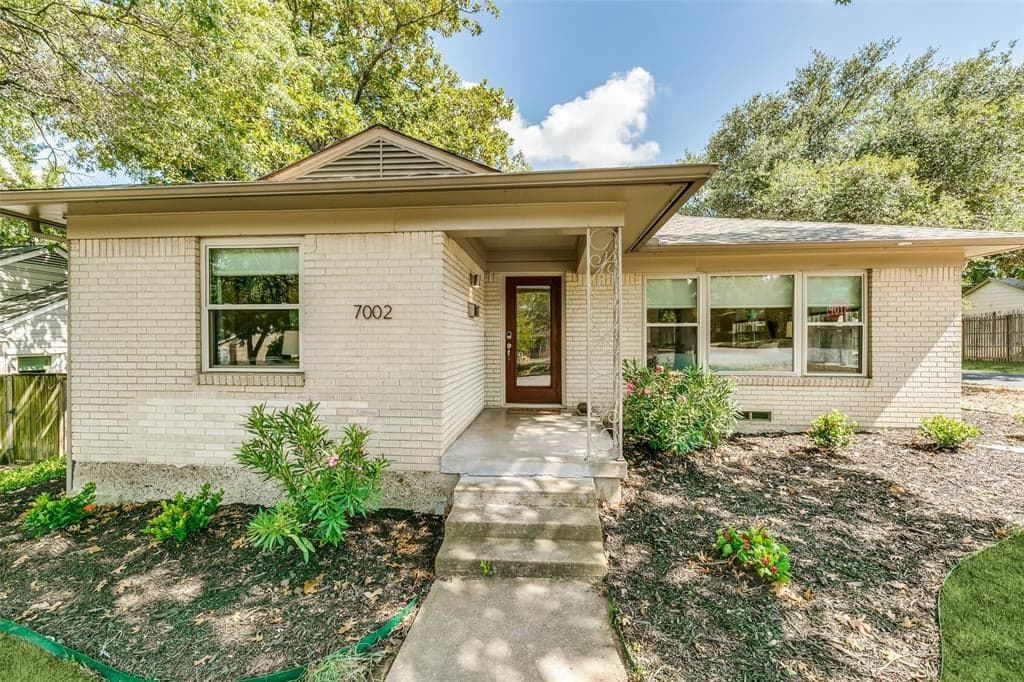 7002 Lindsley Ave