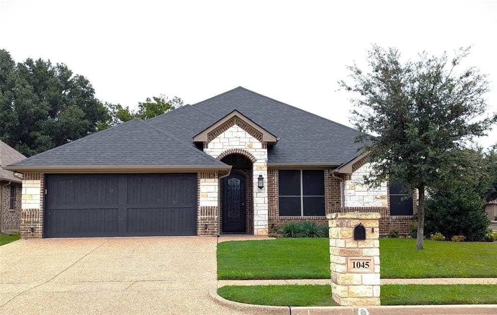 1045 Anna Cir
