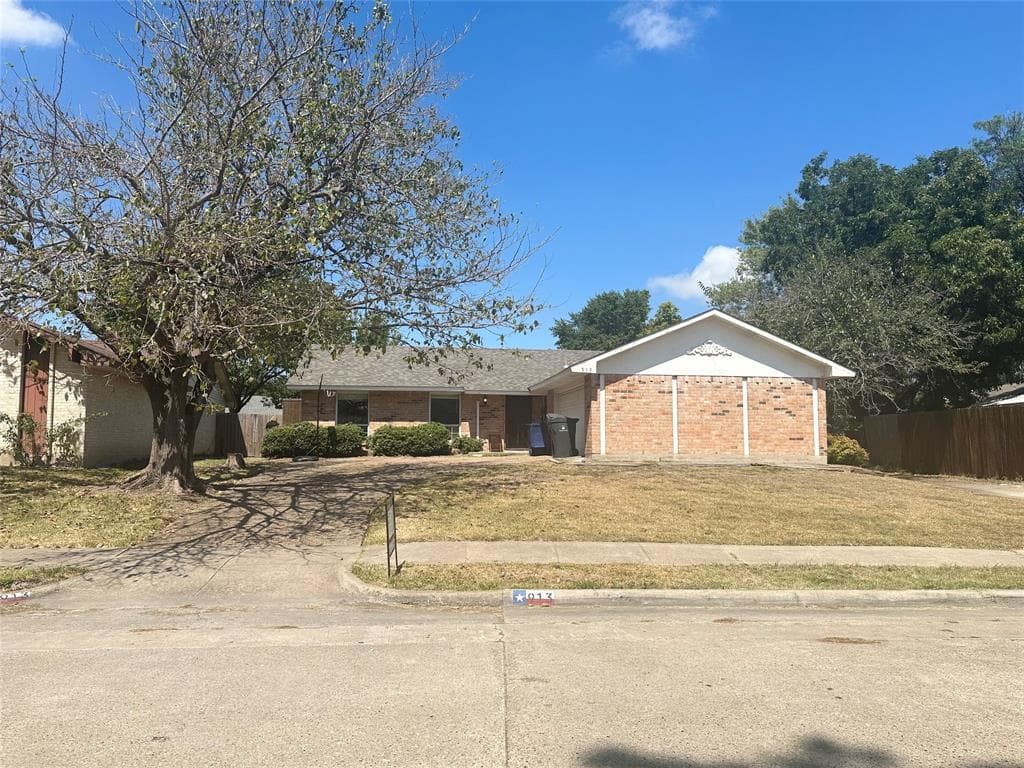 913 Spring Lake Dr