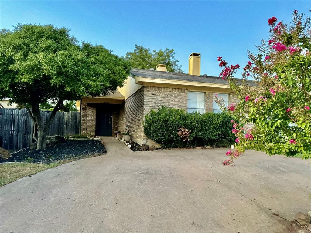 8940 Marilyn Dr